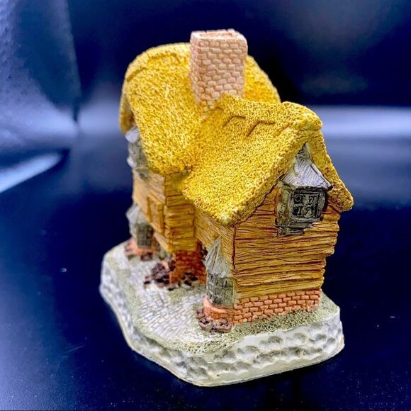 Vintage mint condition David Winter Cottage The Village Shop from 1982 - Picture 3 of 8